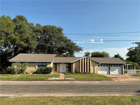 104 Hessler Dr, Hallettsville, TX 77964