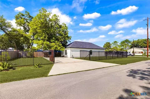 Exterior - 303 Pine St, Luling, TX 78648 photo 2 of 3