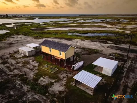 326 E Tenth St, Rockport, TX 78382