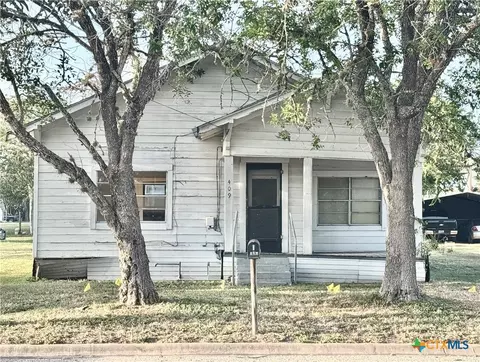 409 W Morris St, Yoakum, TX 77995