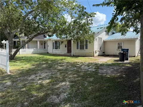 415 S Virginia St, Port Lavaca, TX 77979