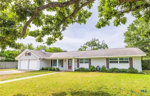 2206 E Loma Vista Ave, Victoria, TX 77901