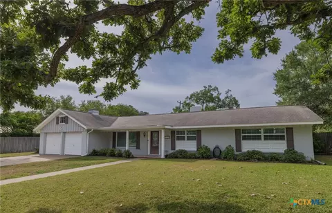 2206 E Loma Vista Ave, Victoria, TX 77901