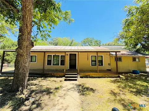 817 N Goodrich St, Seguin, TX 78155