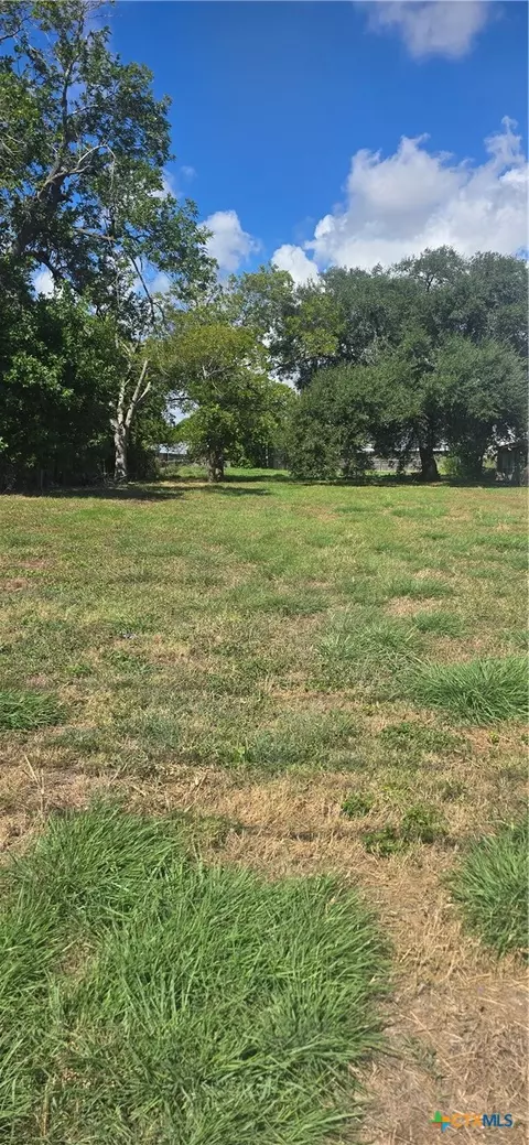 4907 Country Club Dr, Victoria, TX 77904