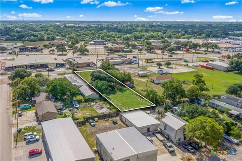 4907 Country Club Dr, Victoria, TX 77904