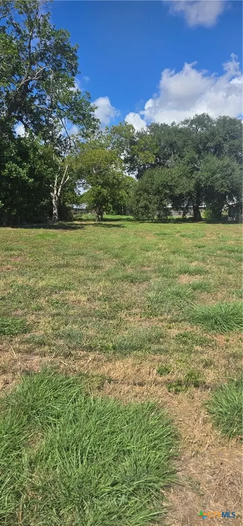 4907 Country Club Dr, Victoria, TX 77904