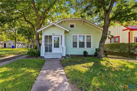 210 Pecan St, Yoakum, TX 77995