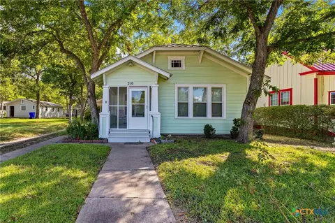 210 Pecan St, Yoakum, TX 77995