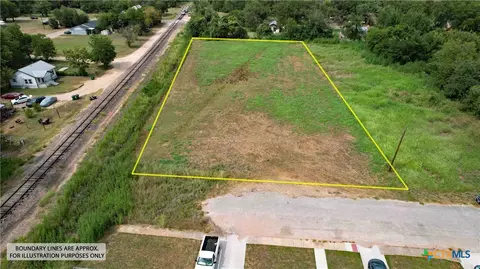 806 W 810 W 7th St, Cameron, TX 76520