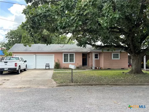 1740 N Hamilton St, Gonzales, TX 78629