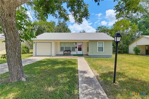 437 Wallace St, Seguin, TX 78155