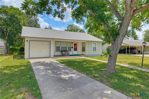 437 Wallace St, Seguin, TX 78155