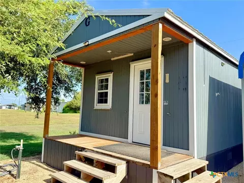 1112 W Houston Ave, Seadrift, TX 77983