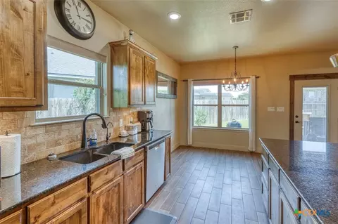 Kitchen - 412 Jake Dr, Jarrell, TX 76537 photo 3 of 4