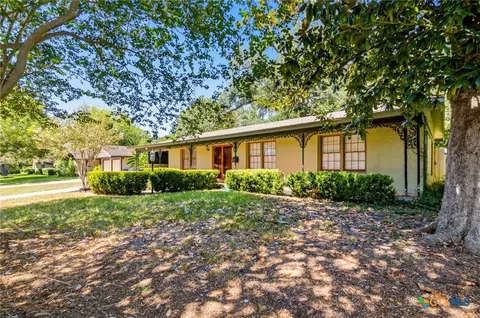 404 Cherokee Ln, Victoria, TX 77901