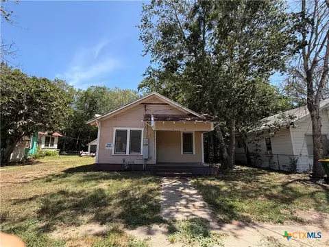 112 Darst St, Gonzales, TX 78629