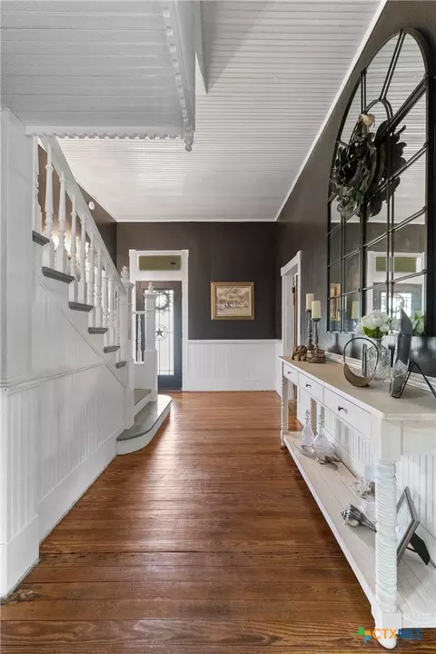 Entry Way - 701 S Gilbert Rd, Edna, TX 77957 photo 3 of 6