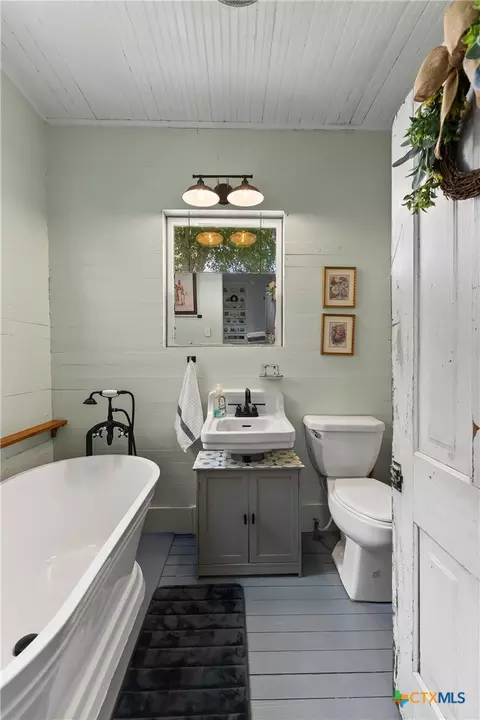 Bath - 701 S Gilbert Rd, Edna, TX 77957 photo 1 of 6