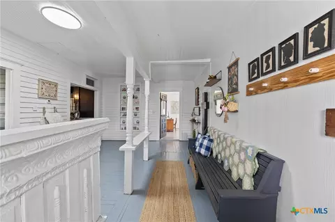 Entry Way - 701 S Gilbert Rd, Edna, TX 77957 photo 4 of 6