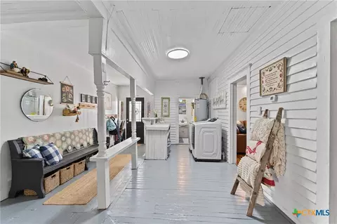 Entry Way - 701 S Gilbert Rd, Edna, TX 77957 photo 5 of 6
