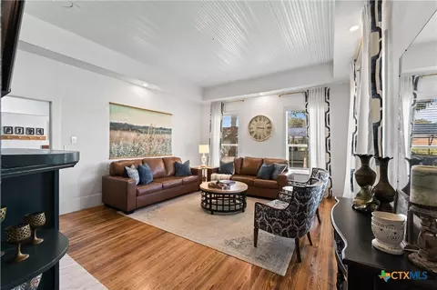 Living - 701 S Gilbert Rd, Edna, TX 77957 photo 3 of 4