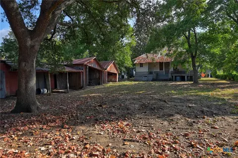 Exterior - 124 S Avenue I, Shiner, TX 77984 photo 4 of 6