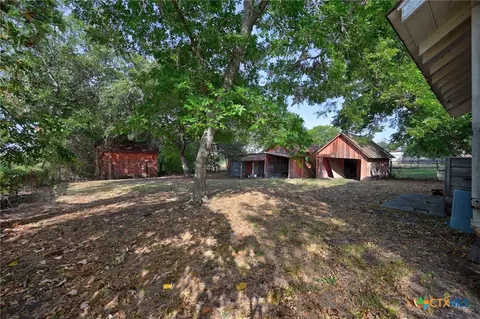 Exterior - 124 S Avenue I, Shiner, TX 77984 photo 5 of 6