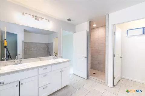Bath - 228 Plum St, Luling, TX 78648 photo 2 of 4