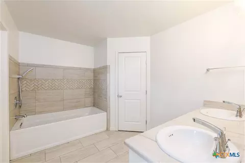 Bath - 228 Plum St, Luling, TX 78648 photo 1 of 4