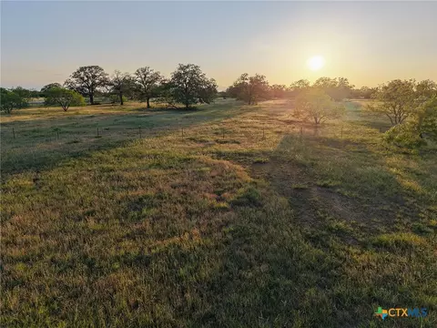 1018 Main Loop Rd, Waelder, TX 78959