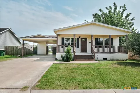 807 E Mesquite Ln, Victoria, TX 77901