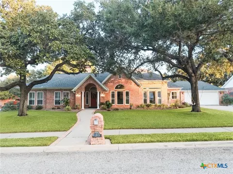 303 Woodlands Ln, Victoria, TX 77904