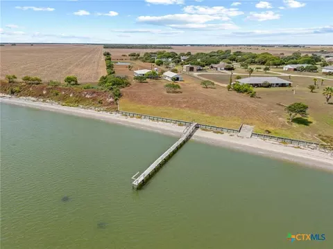 96 E Meadowlark Dr, Port Lavaca, TX 77979