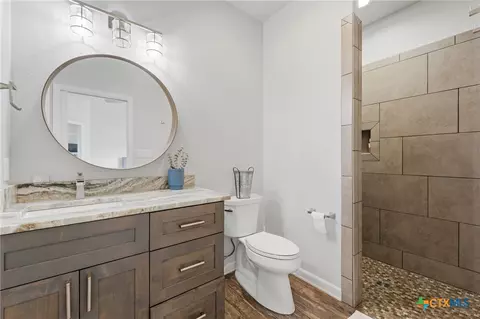 Bath - 494 Flash Cir, Luling, TX 78648 photo 4 of 6
