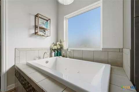 Bath - 494 Flash Cir, Luling, TX 78648 photo 1 of 4