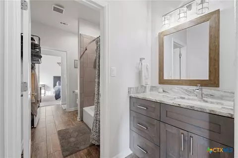 Bath - 494 Flash Cir, Luling, TX 78648 photo 5 of 6
