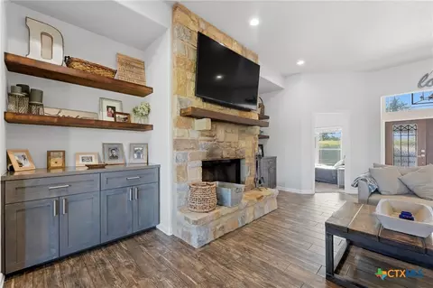 Living - 494 Flash Cir, Luling, TX 78648 photo 2 of 3