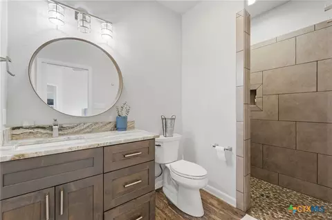 Bath - 494 Flash Cir, Luling, TX 78648 photo 3 of 4