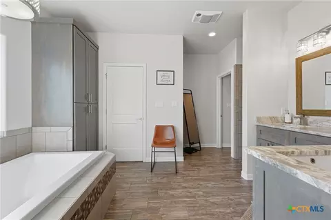 Entry Way - 494 Flash Cir, Luling, TX 78648 photo 4 of 7