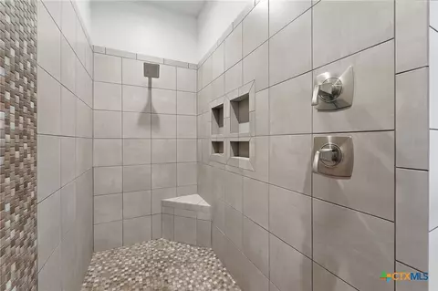 Bath - 494 Flash Cir, Luling, TX 78648 photo 3 of 6