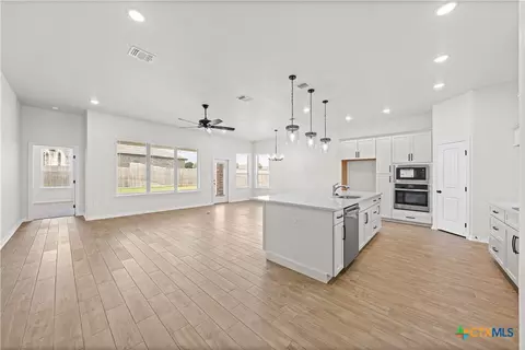 130 Lasso Loop, Lorena, TX 76655 photo 3