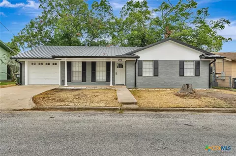 602 N Market St, Hallettsville, TX 77964