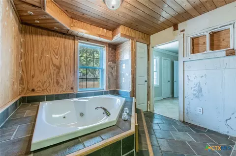 Bath - 814 E Young Ave, Temple, TX 76501 photo 2 of 2