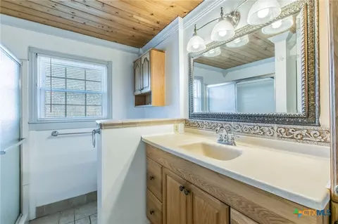 Bath - 814 E Young Ave, Temple, TX 76501 photo 1 of 2