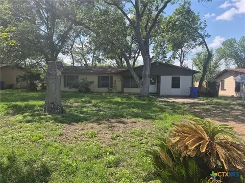 404 Svoboda St, Yoakum, TX 77995