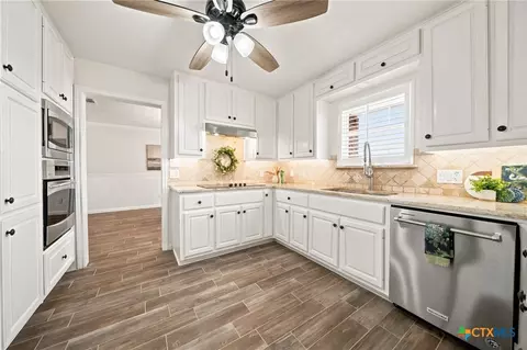Kitchen - 5112 Old Caufield Ranch Rd, Mcgregor, TX 76657 photo 2 of 3
