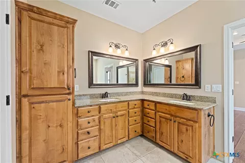 Bath - 608 Jake Dr, Jarrell, TX 76537 photo 8 of 9