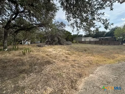 502 Creekside Dr, Canyon Lake, TX 78133