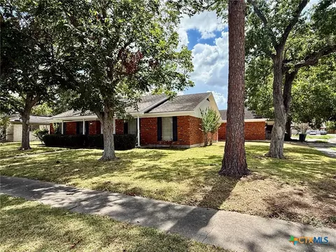 101 Longfellow Ln, Victoria, TX 77904